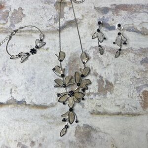 Vintage Silver tone Floral Necklace Bracelet and Earrings Set